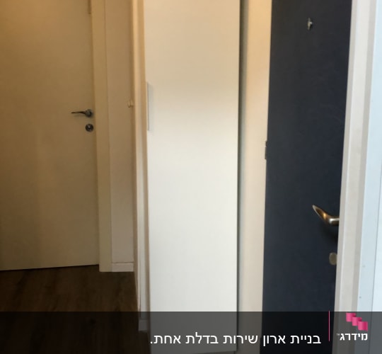 מסדרון עם דלתות עץ ורצפת עץ כהה